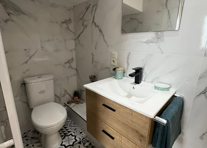 A Mi Chemin Entre Aeroport Et Centre - Vue Sur Les Montagnes - Echappee Belle Daire *